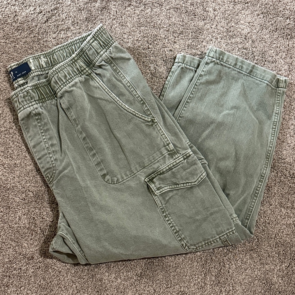 GAP Straight Leg Cargo Pants in Olive Green